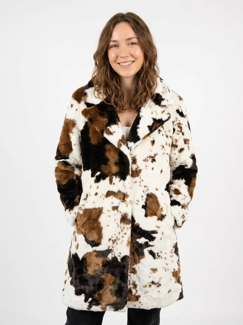 Modelo usando abrigo cow print de Franca Fortuna