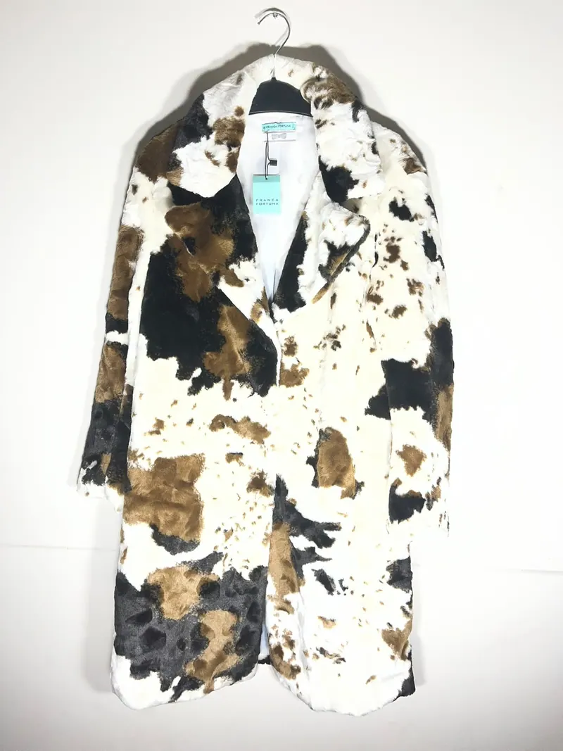 Foto real sin edición: abrigo cow print de Franca Fortuna