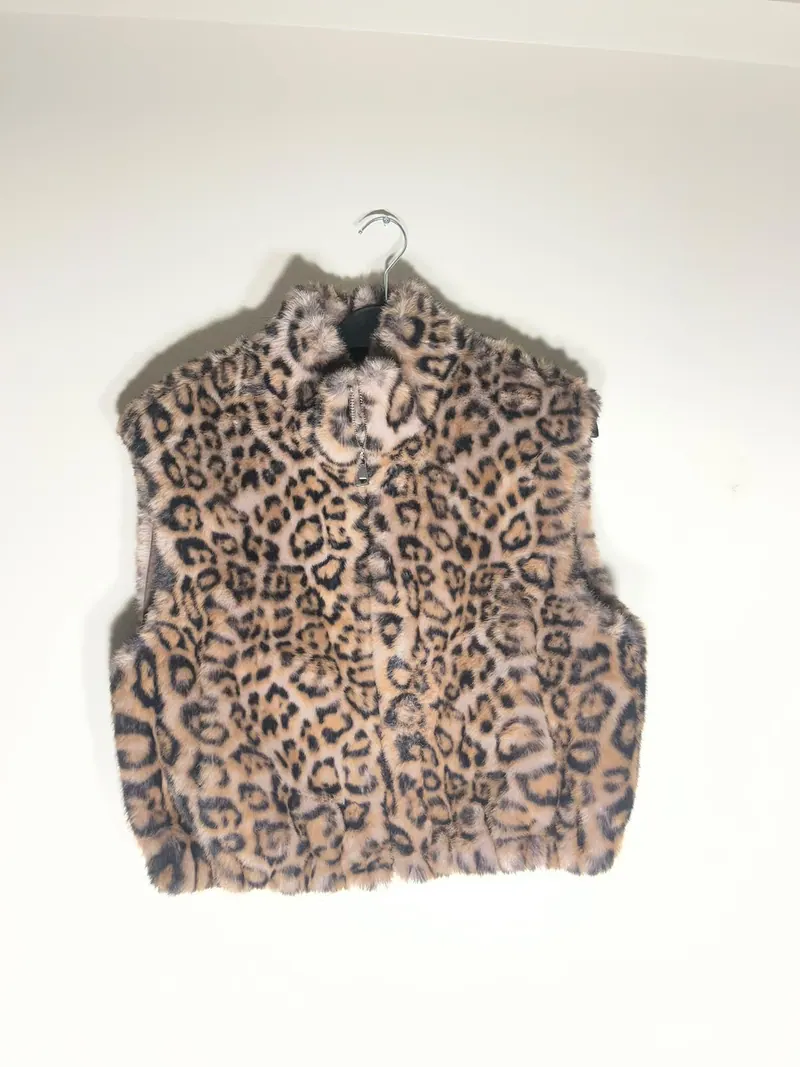 Foto real sin edición: chaleco animal print leopardo