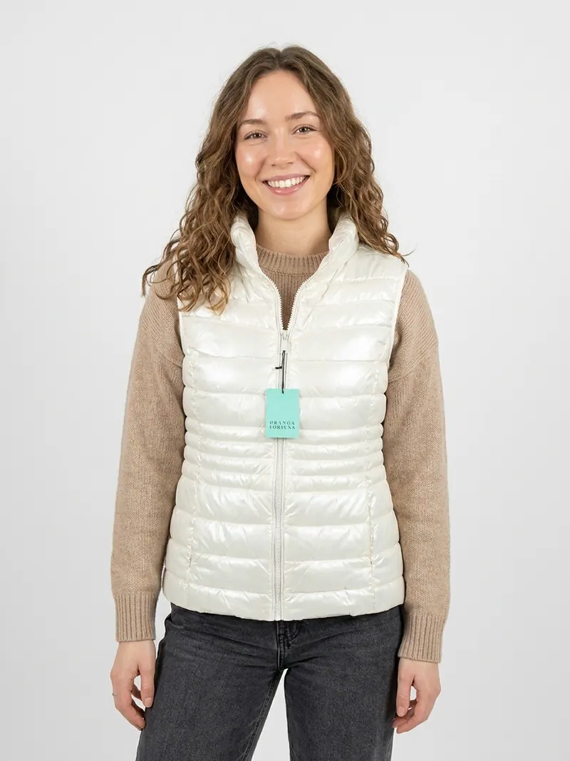 Modelo usando chaleco puffer blanco perlado de Franca Fortuna