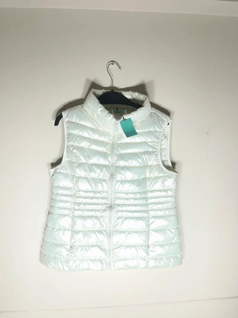 Foto real sin edición: chaleco puffer blanco perlado de Franca Fortuna