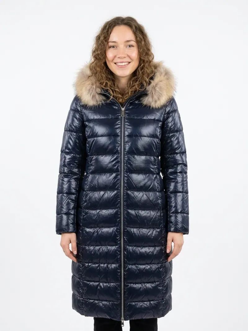 Modelo usando abrigo puffer largo con capucha de Franca Fortuna