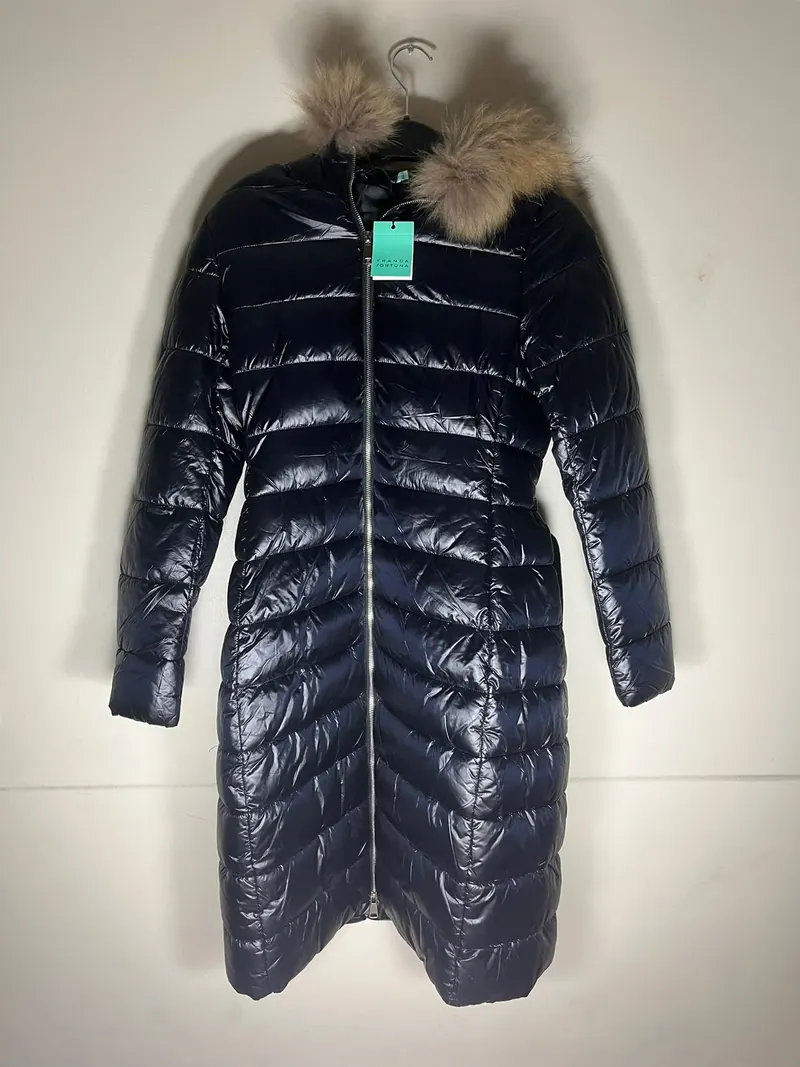 Foto real sin edición: abrigo puffer largo con capucha de Franca Fortuna