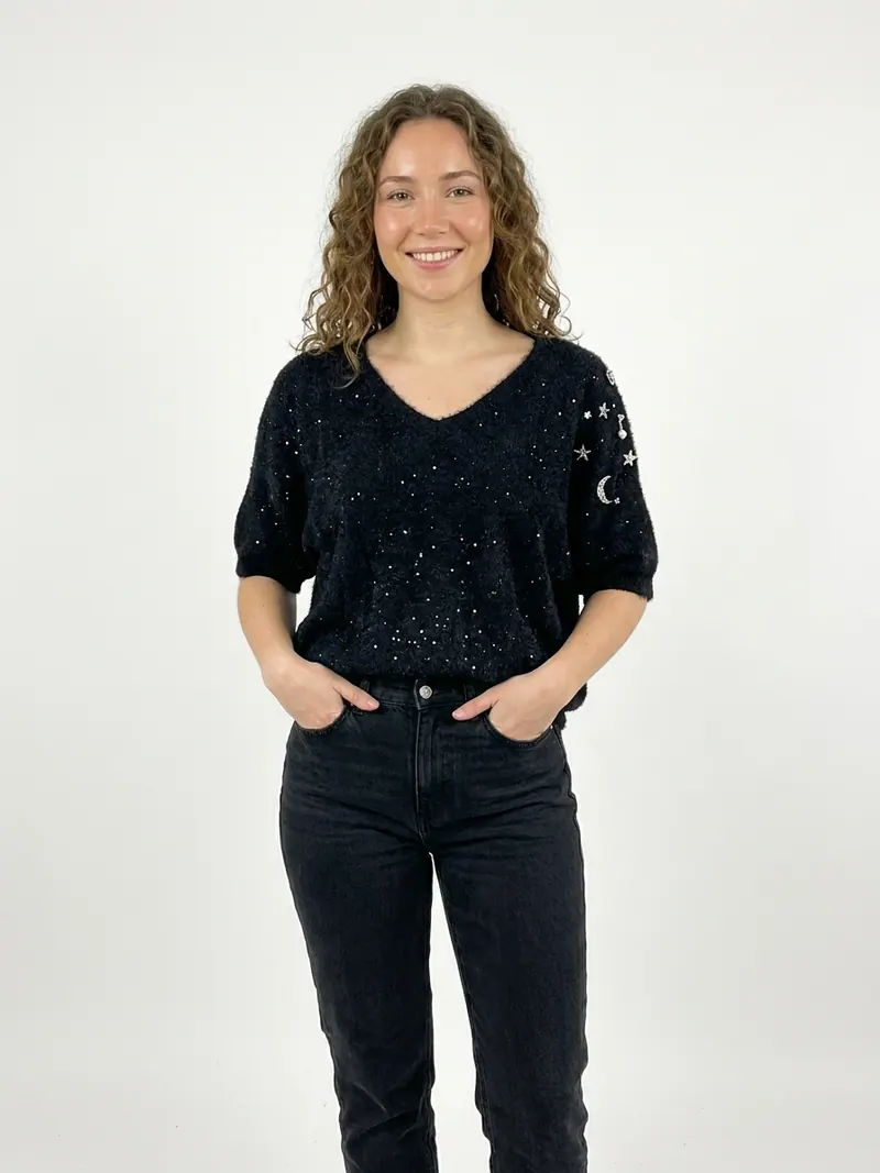 Modelo usando sweater peludo con broche de Franca Fortuna