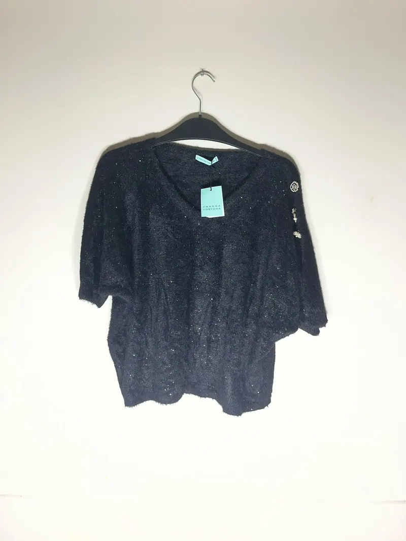 Foto real sin edición: sweater peludo con broche de Franca Fortuna
