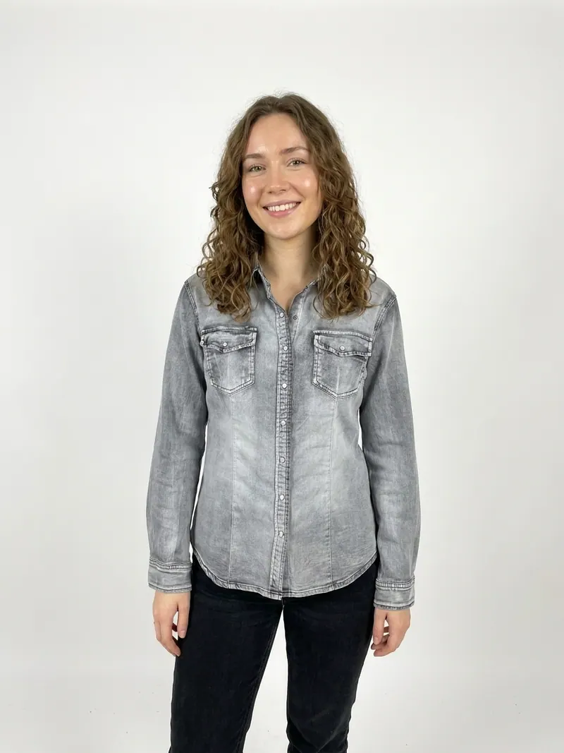 Modelo usando camisa denim gris de Franca Fortuna