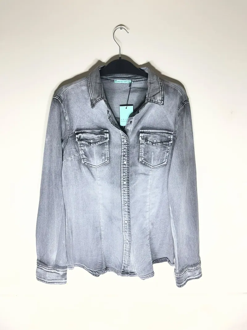 Foto real sin edición: camisa denim gris de Franca Fortuna
