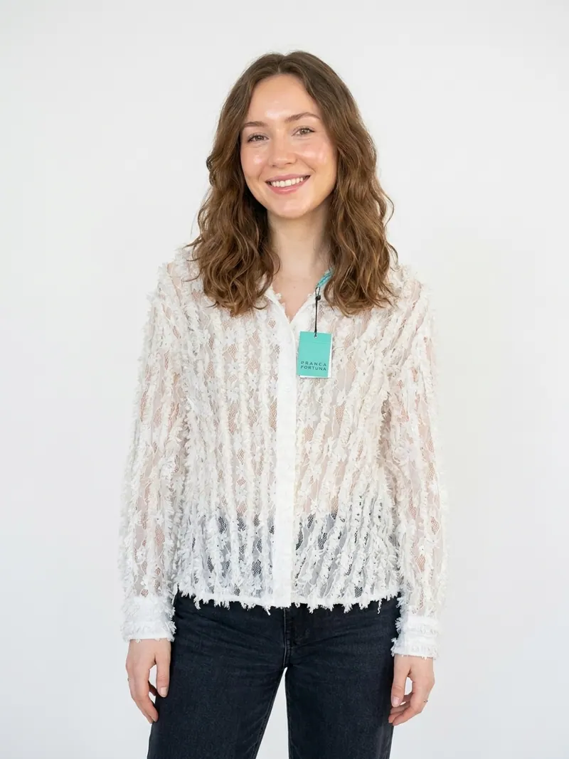 Modelo usando blusa de encaje blanca de Franca Fortuna