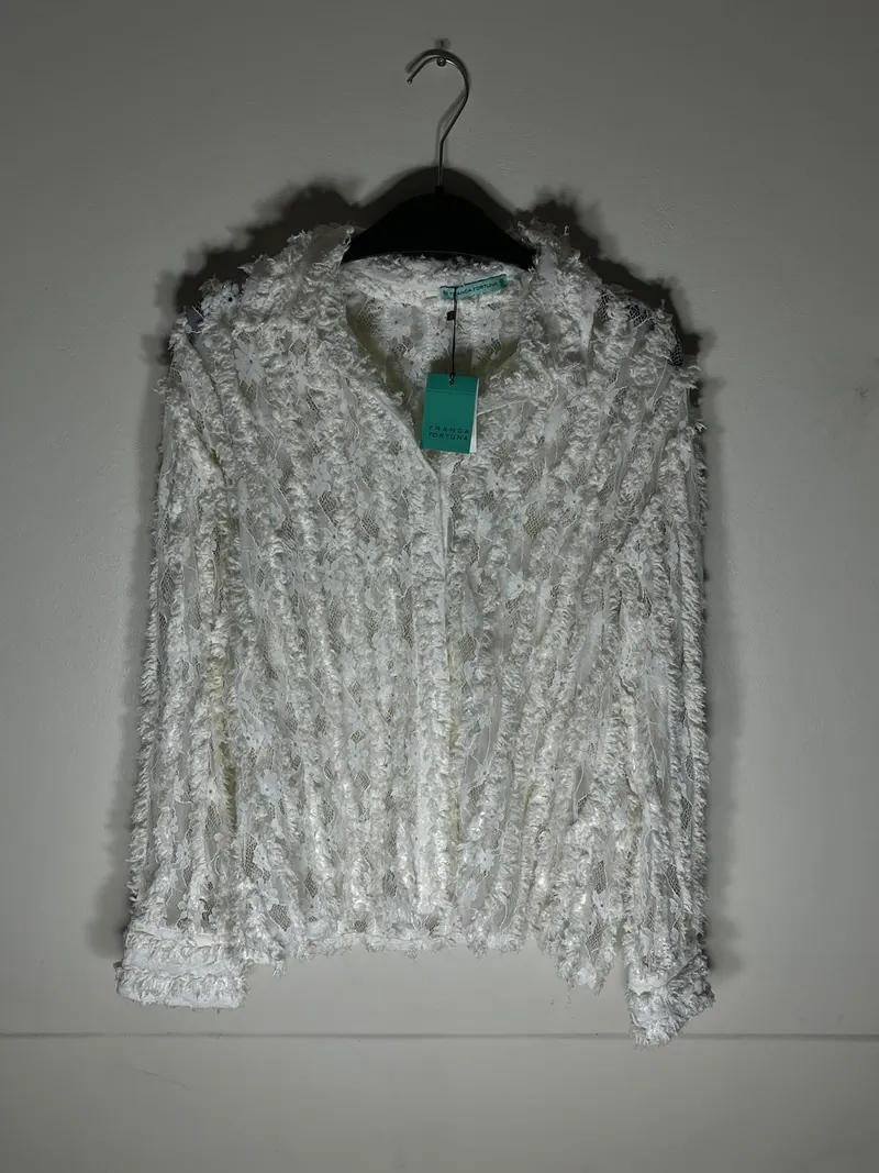 Foto real sin edición: blusa de encaje blanca de Franca Fortuna