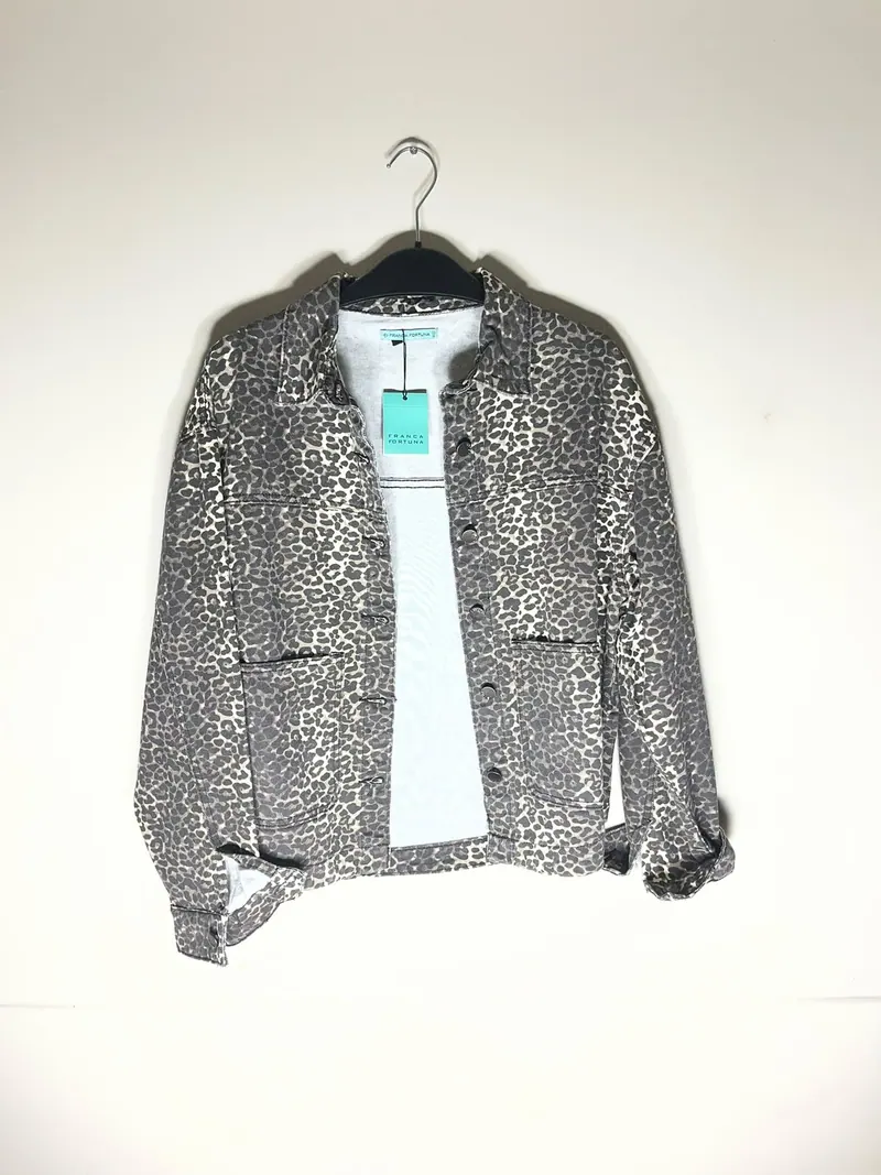 Foto real sin edición: chaqueta trucker animal print de Franca Fortuna
