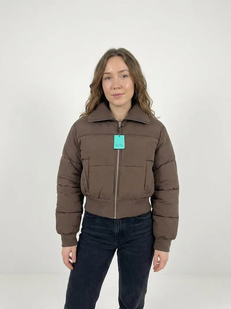 Modelo usando chaqueta puffer corta de Franca Fortuna