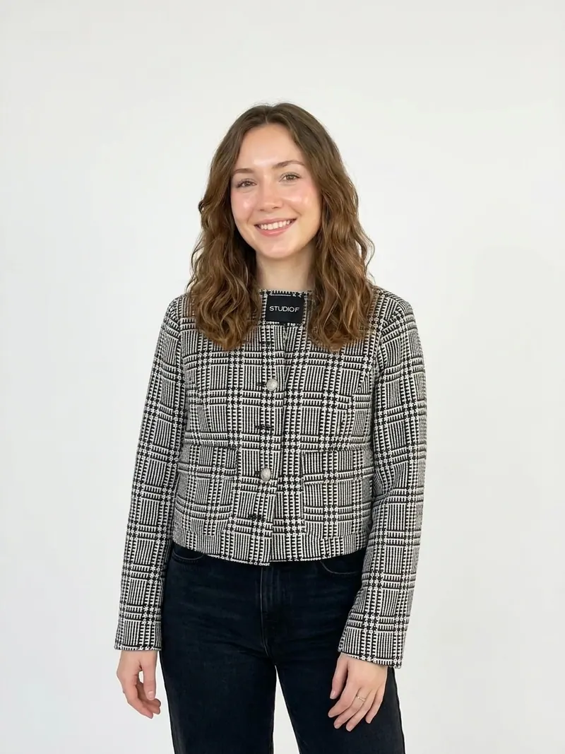 Modelo usando blazer corto de tweed pata de gallo de Studio F