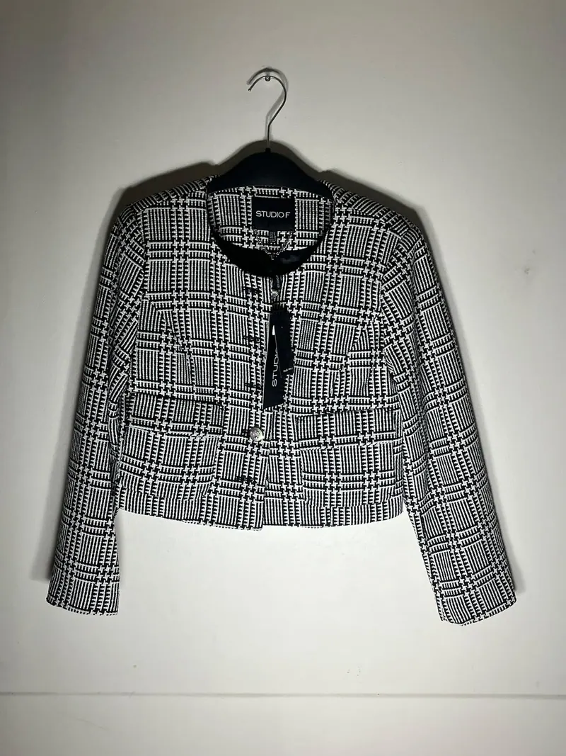 Foto real sin edición: blazer corto de tweed pata de gallo de Studio F