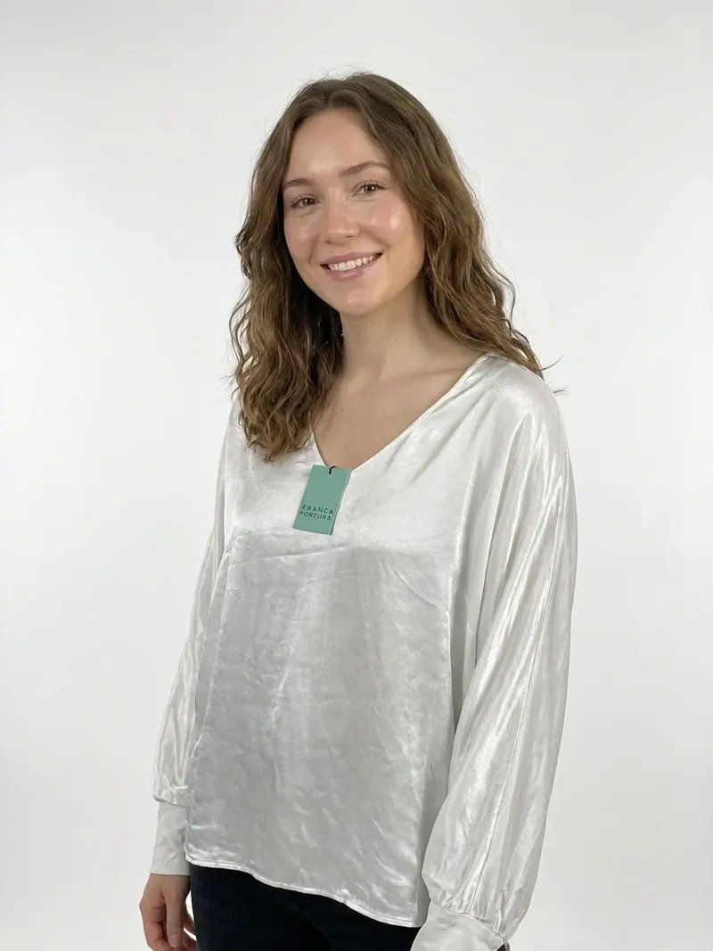 Modelo usando blusa satinada cuello V de Franca Fortuna