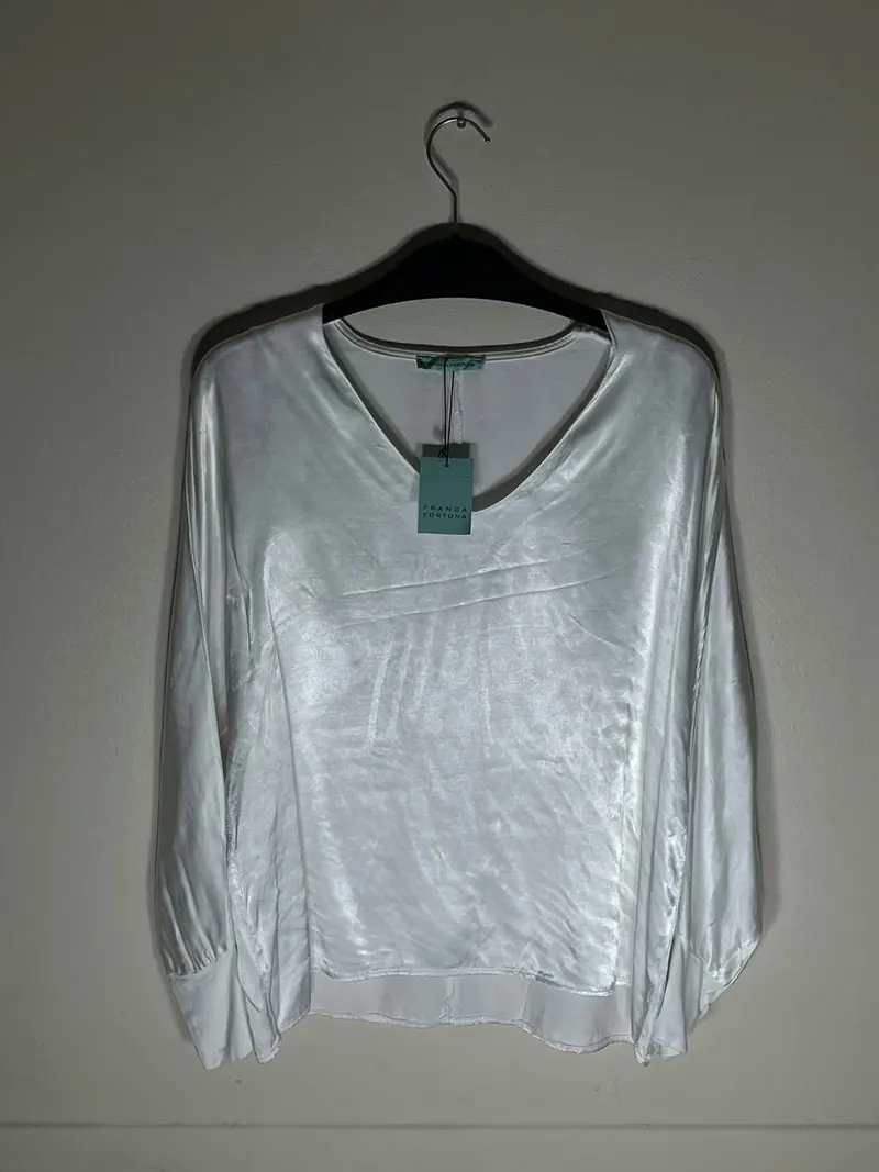 Foto real sin edición: blusa satinada cuello V de Franca Fortuna