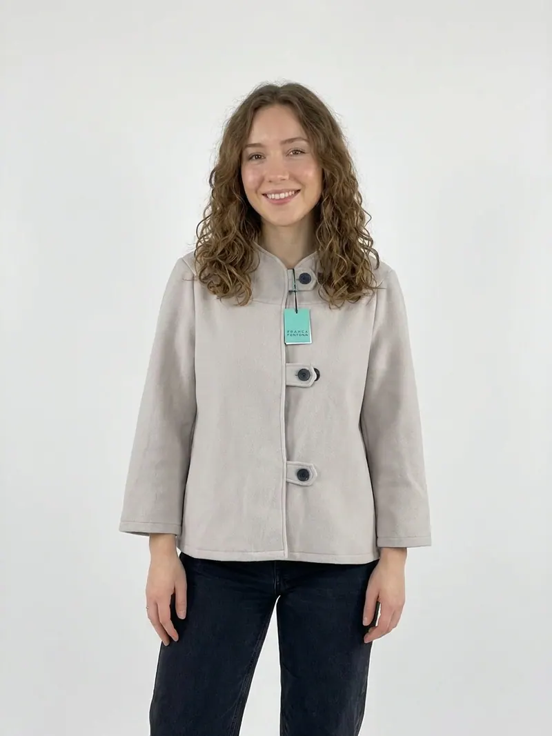 Modelo usando chaqueta con cuello capa de Franca Fortuna