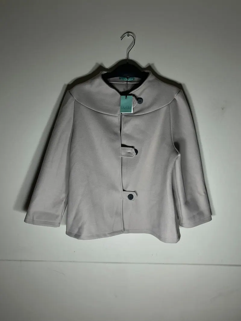 Foto real sin edición: chaqueta con cuello capa de Franca Fortuna