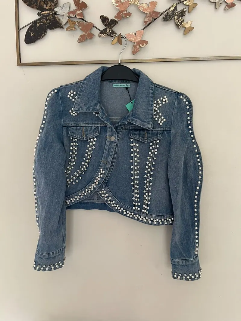 Foto real sin edición: chaqueta denim con perlas de Franca Fortuna
