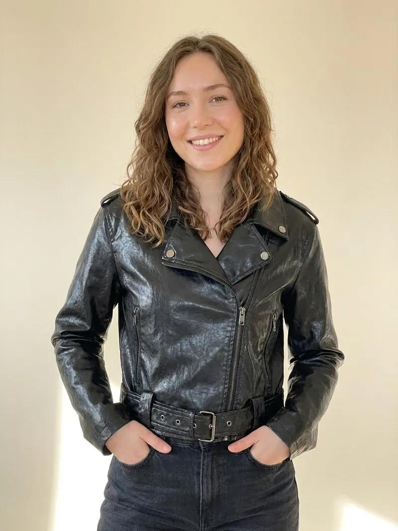 Modelo usando chaqueta biker negra de Studio F