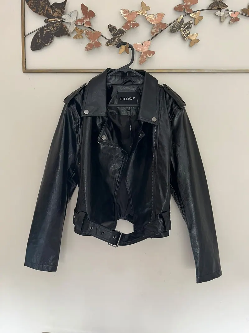 Foto real sin edición: chaqueta biker negra de Studio F