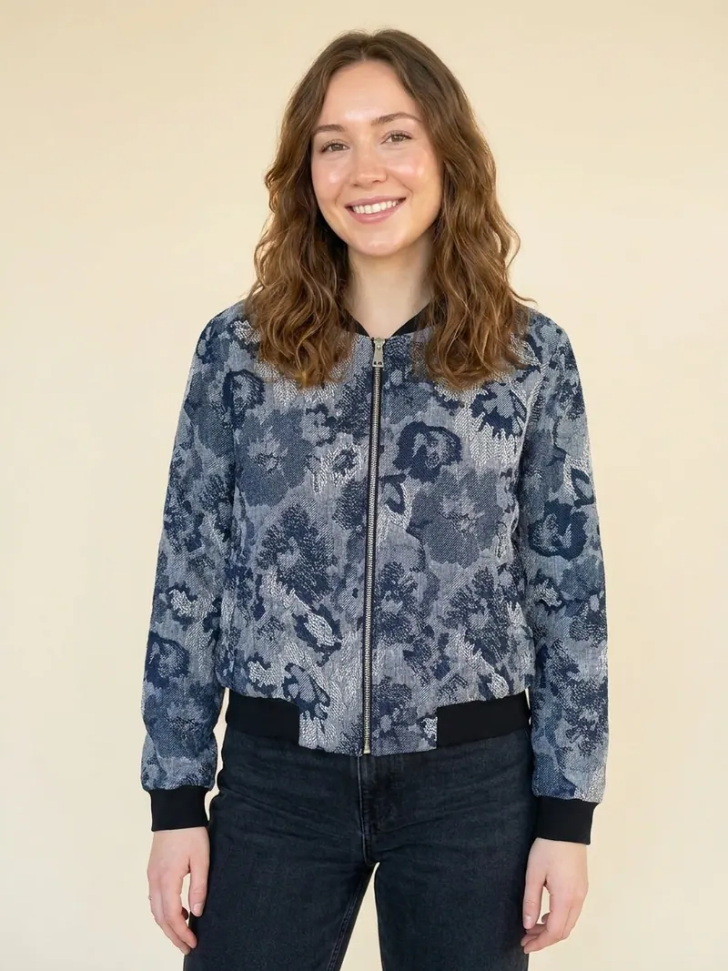 Modelo usando bomber jacquard floral de Franca Fortuna