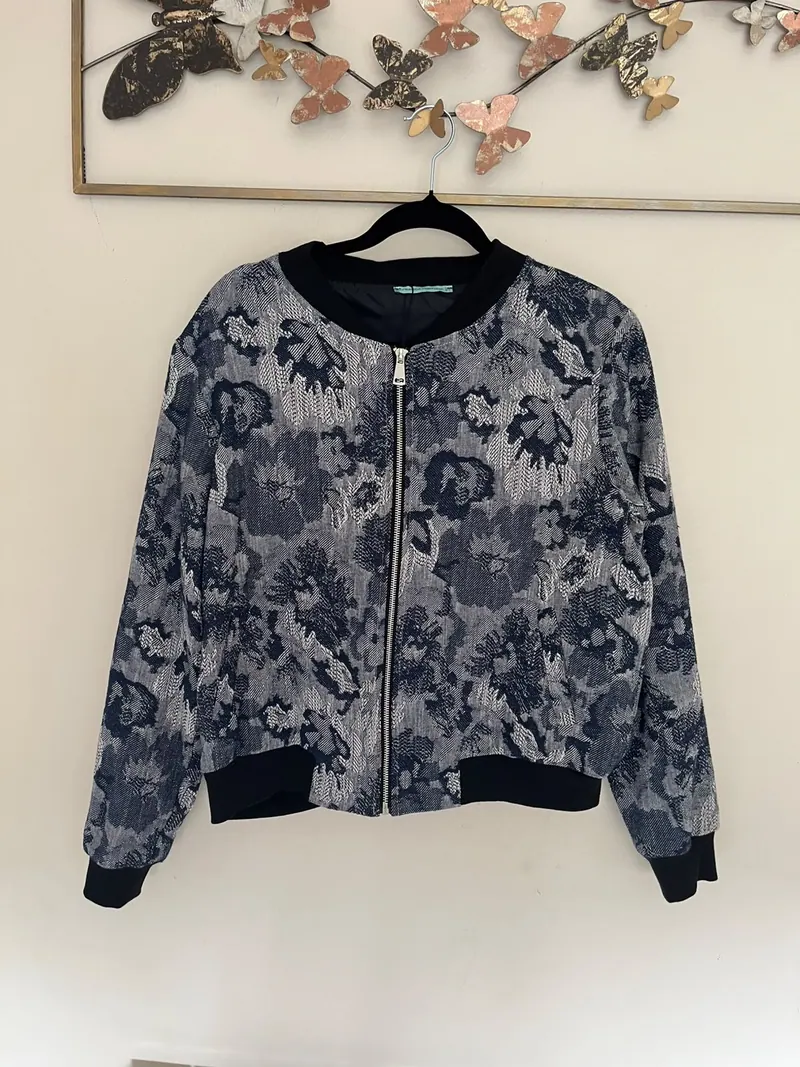 Foto real sin edición: bomber jacquard floral de Franca Fortuna