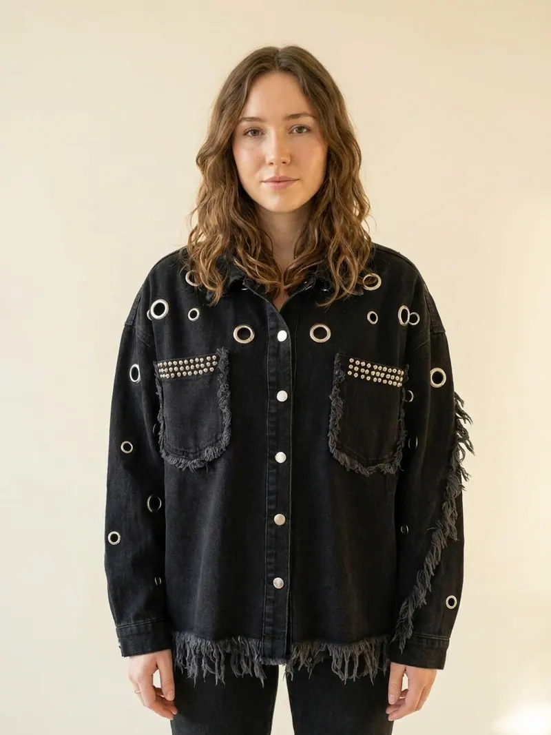 Modelo usando chaqueta denim negra con ojetillos de Franca Fortuna