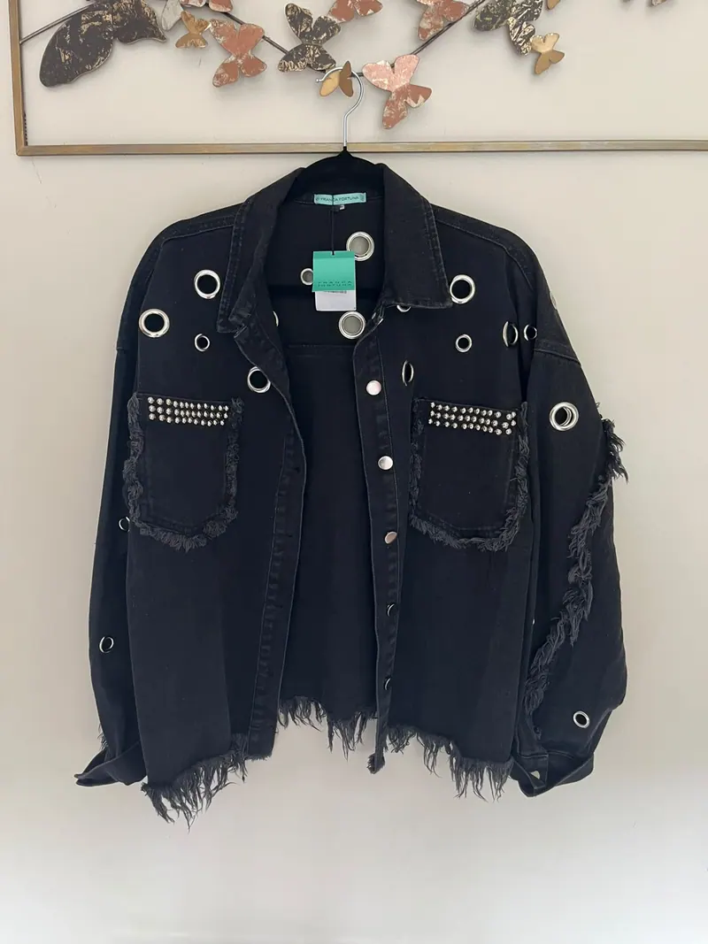 Foto real sin edición: chaqueta denim negra con ojetillos de Franca Fortuna
