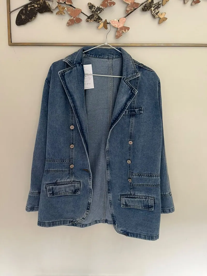 Foto real sin edición: blazer denim cruzado de Absoluta