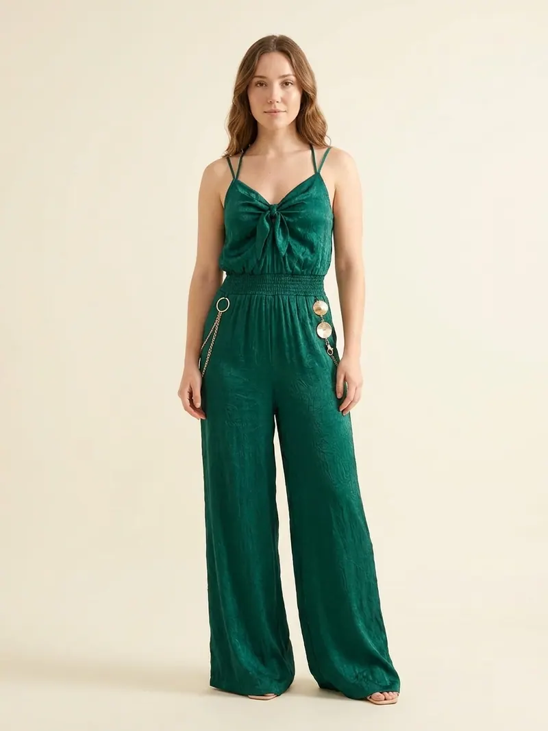 Modelo usando enterito satinado verde esmeralda de Studio F