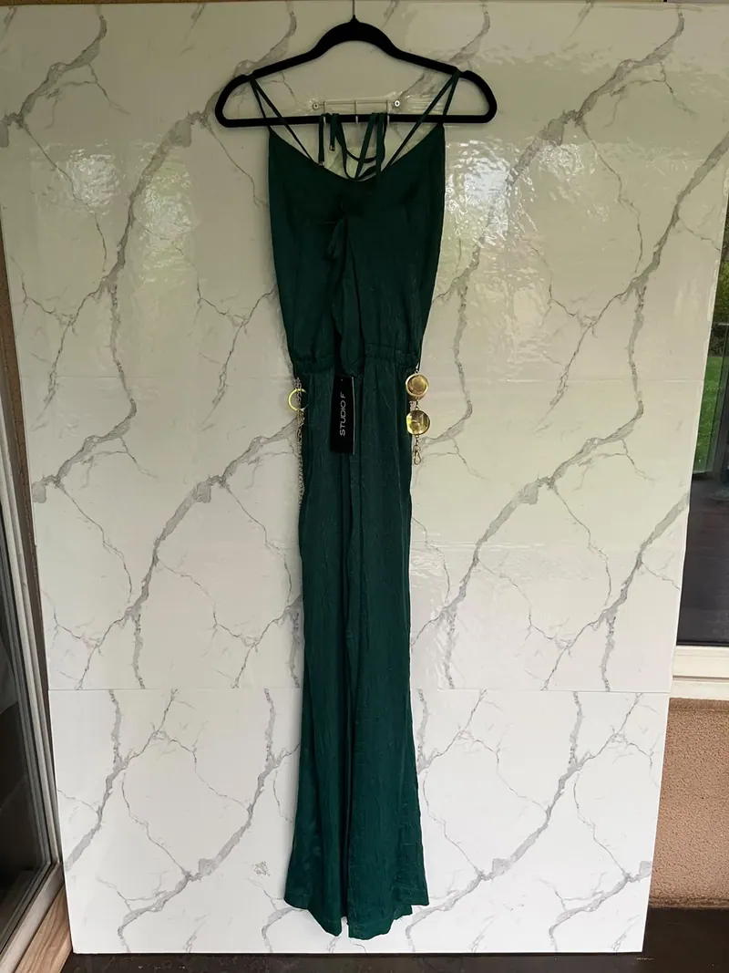 Foto real sin edición: enterito satinado verde esmeralda de Studio F