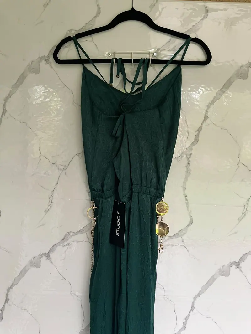 Foto real sin edición: enterito satinado verde esmeralda de Studio F, otra vista
