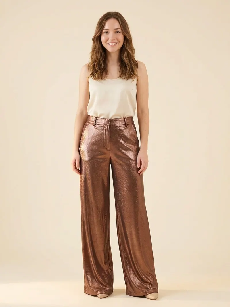 Modelo usando pantalón metalizado bronce de Studio F