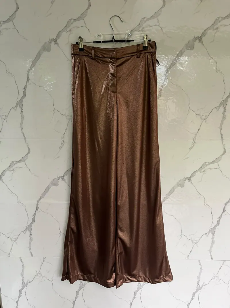 Foto real sin edición: pantalón metalizado bronce de Studio F