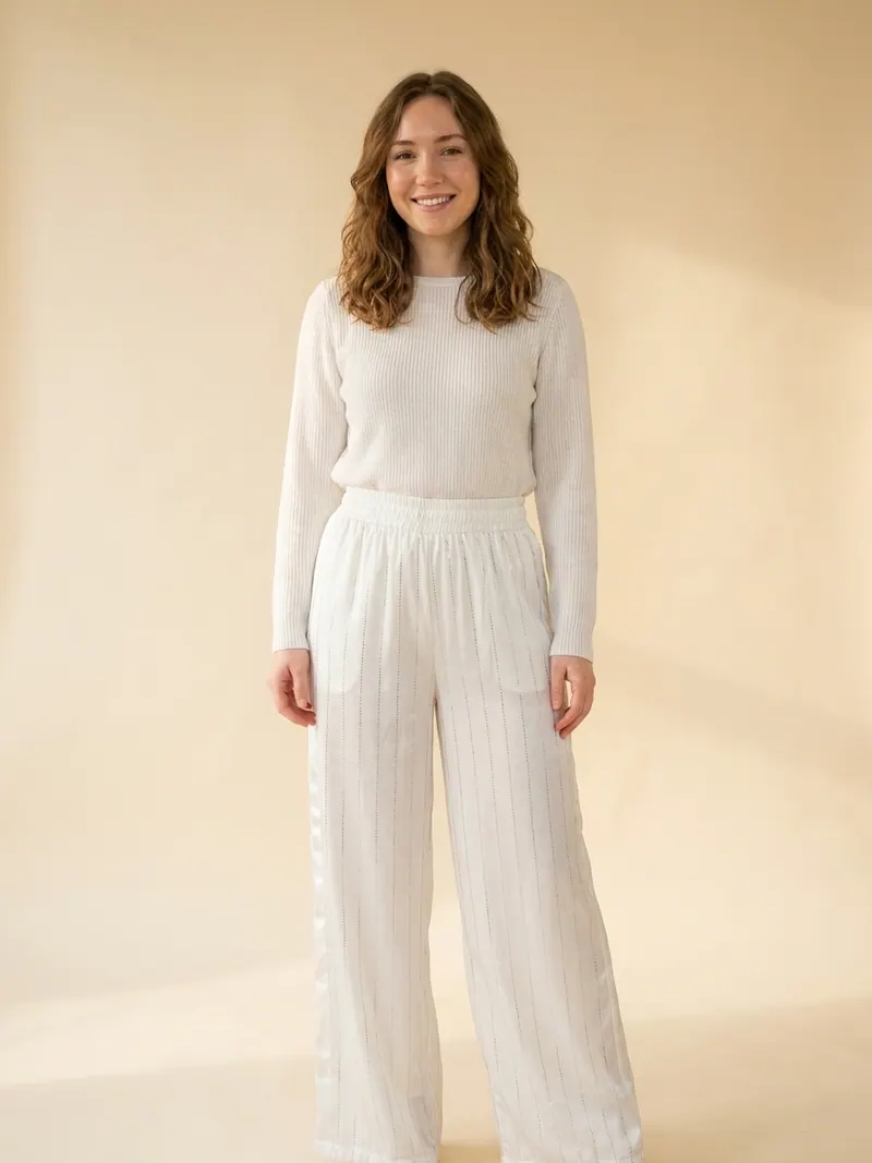 Modelo usando pantalón blanco con líneas de strass de Studio F