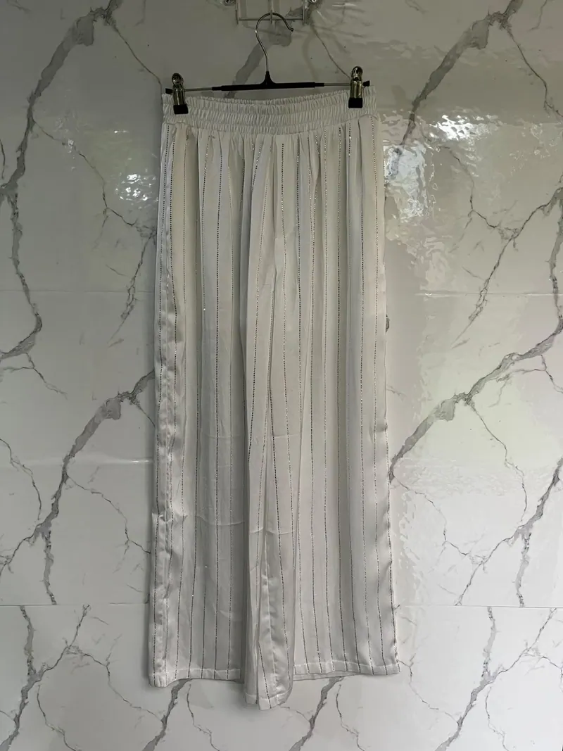 Foto real sin edición: pantalón blanco con líneas de strass de Studio F