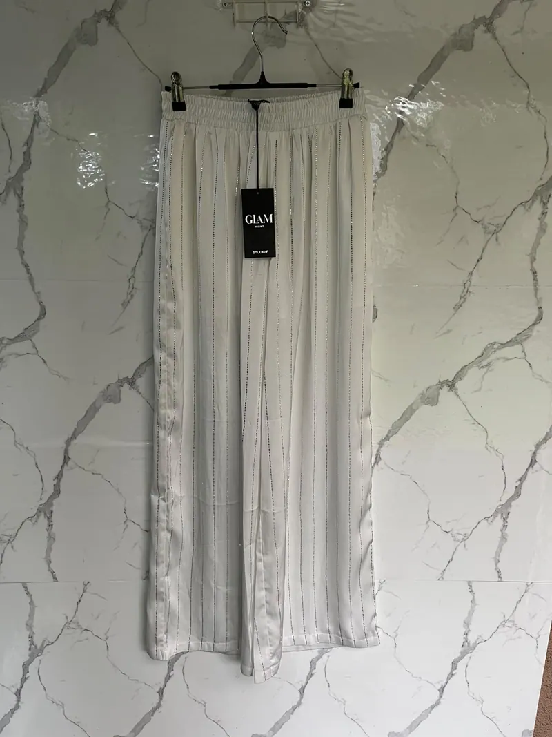 Foto real sin edición: pantalón blanco con líneas de strass de Studio F, otra vista
