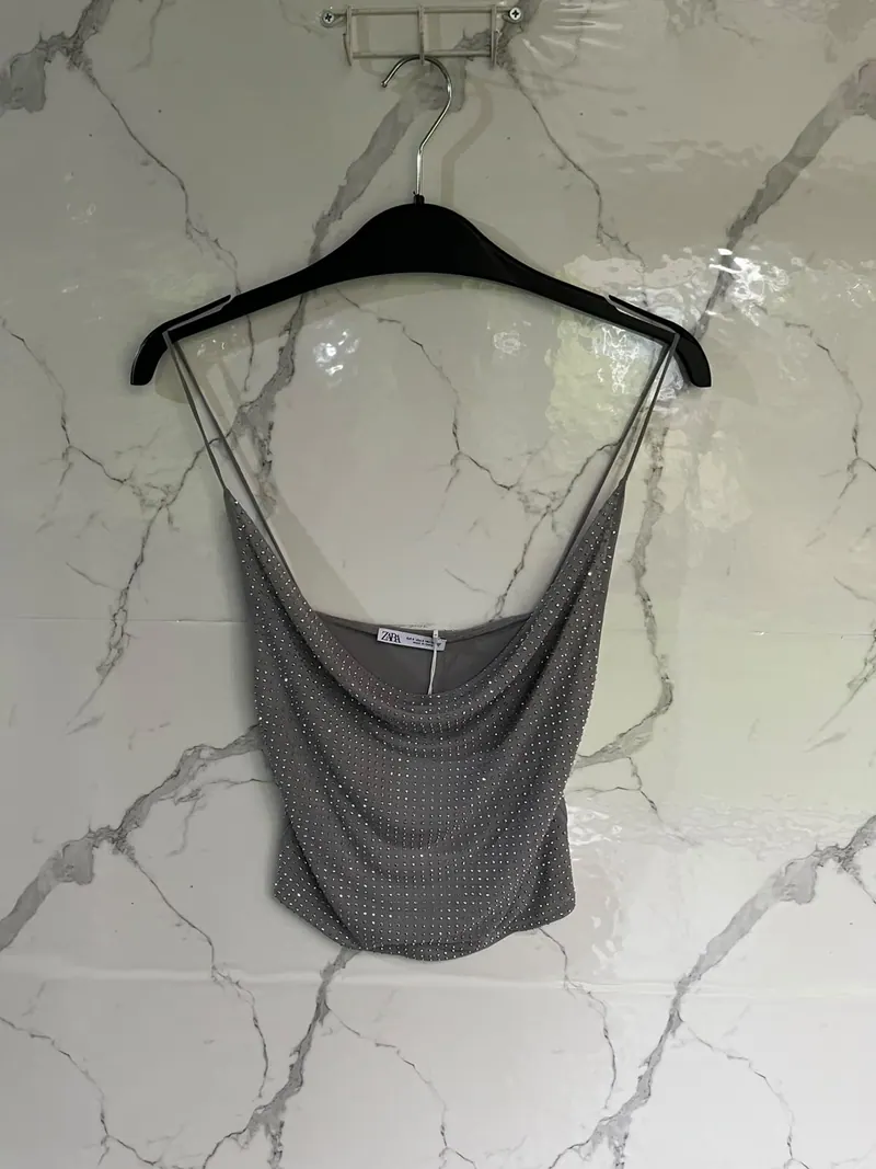 Foto real sin edición: top de strass con cuello caído de Zara
