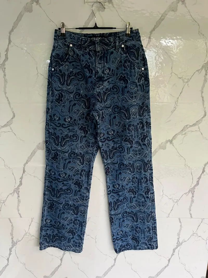 Foto real sin edición: jeans bordado paisley de Studio F