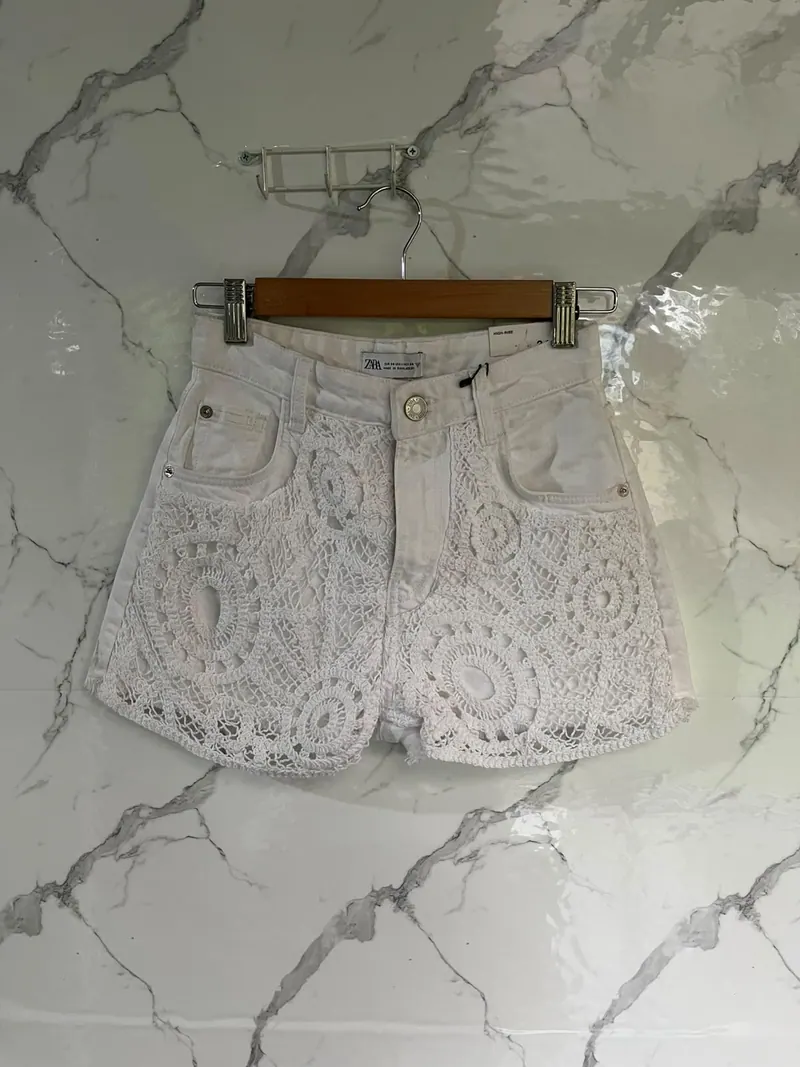 Foto real sin edición: short blanco con crochet de Zara