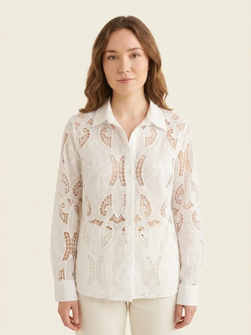 Modelo usando blusa blanca bordada calada de Franca Fortuna