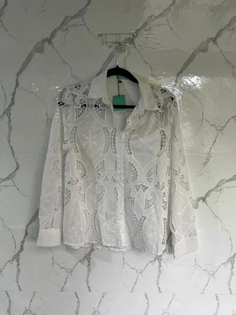 Foto real sin edición: blusa blanca bordada calada de Franca Fortuna