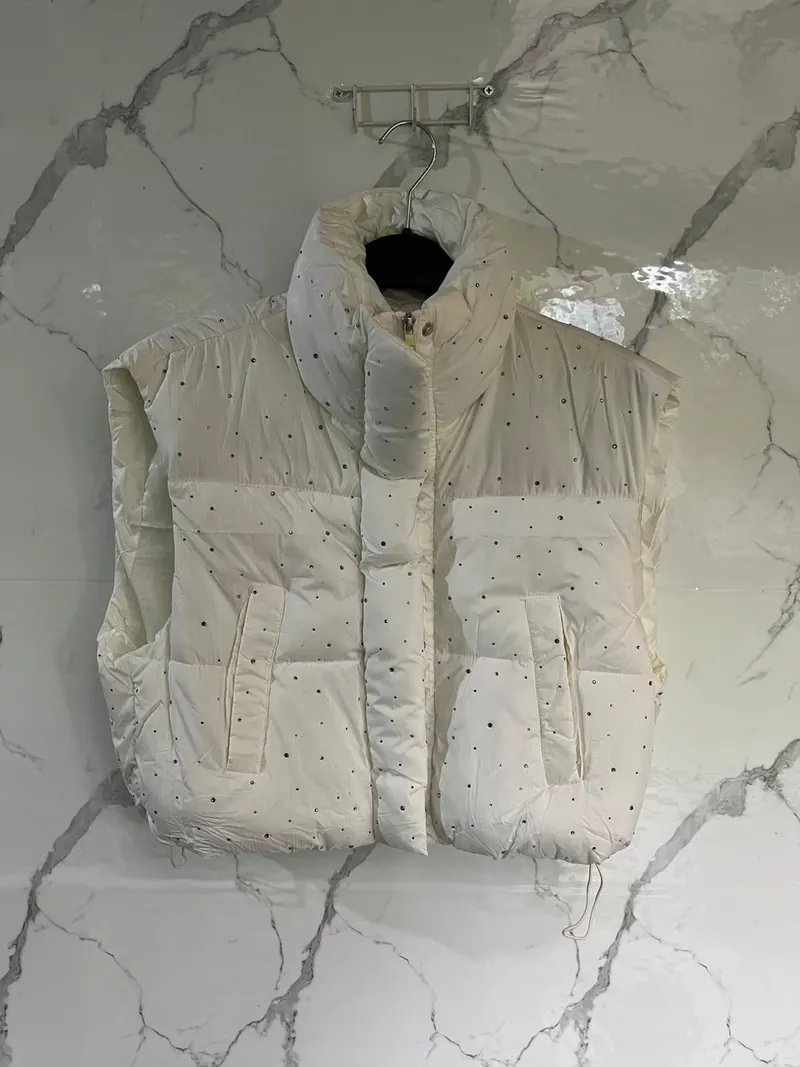 Foto real sin edición: chaleco puffer crop con strass de Franca Fortuna