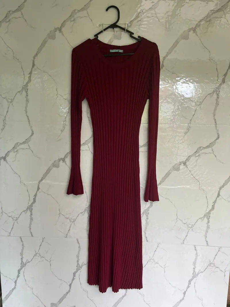 Foto real sin edición: vestido tejido burdeo acanalado de Franca Fortuna