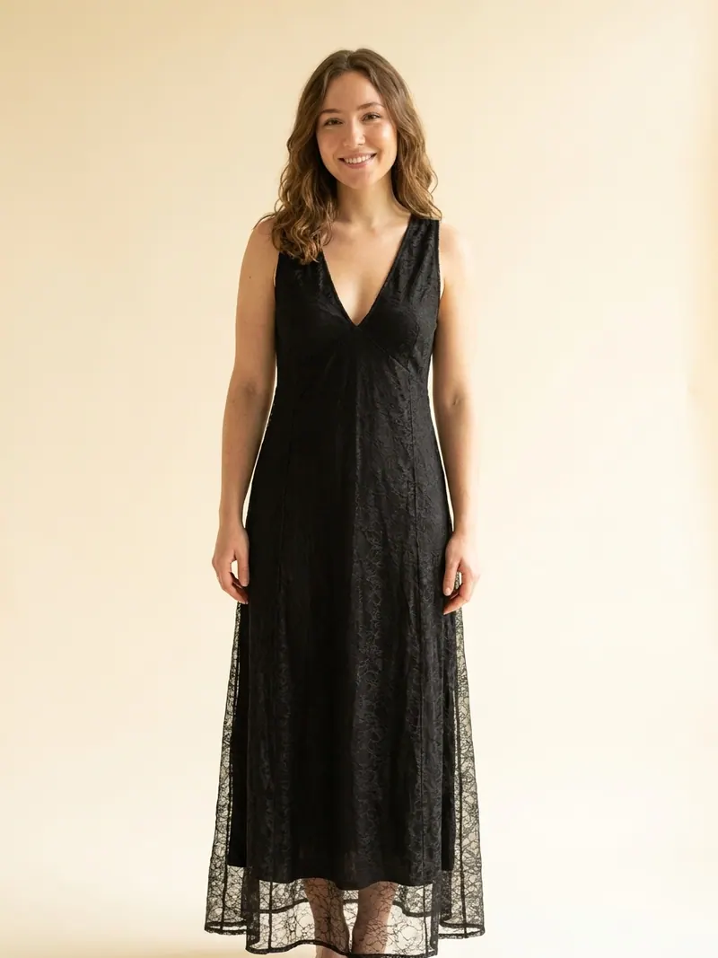 Modelo usando vestido negro de encaje de Zara