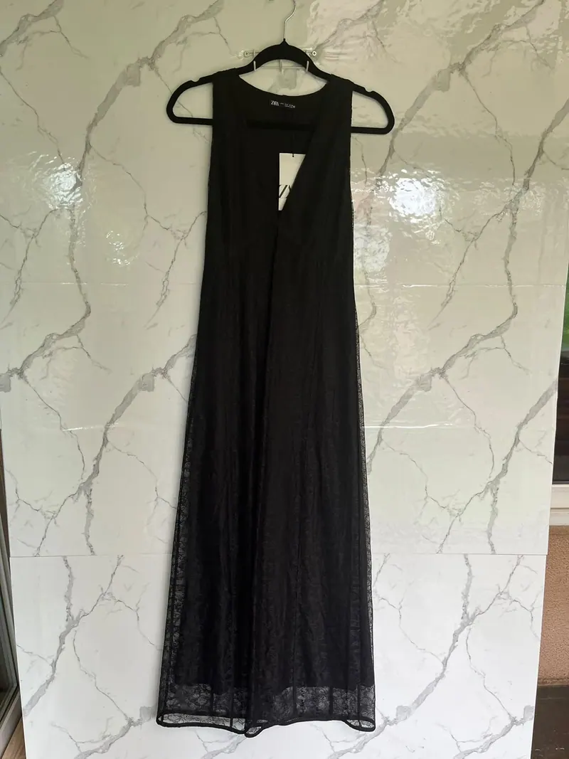 Foto real sin edición: vestido negro de encaje de Zara
