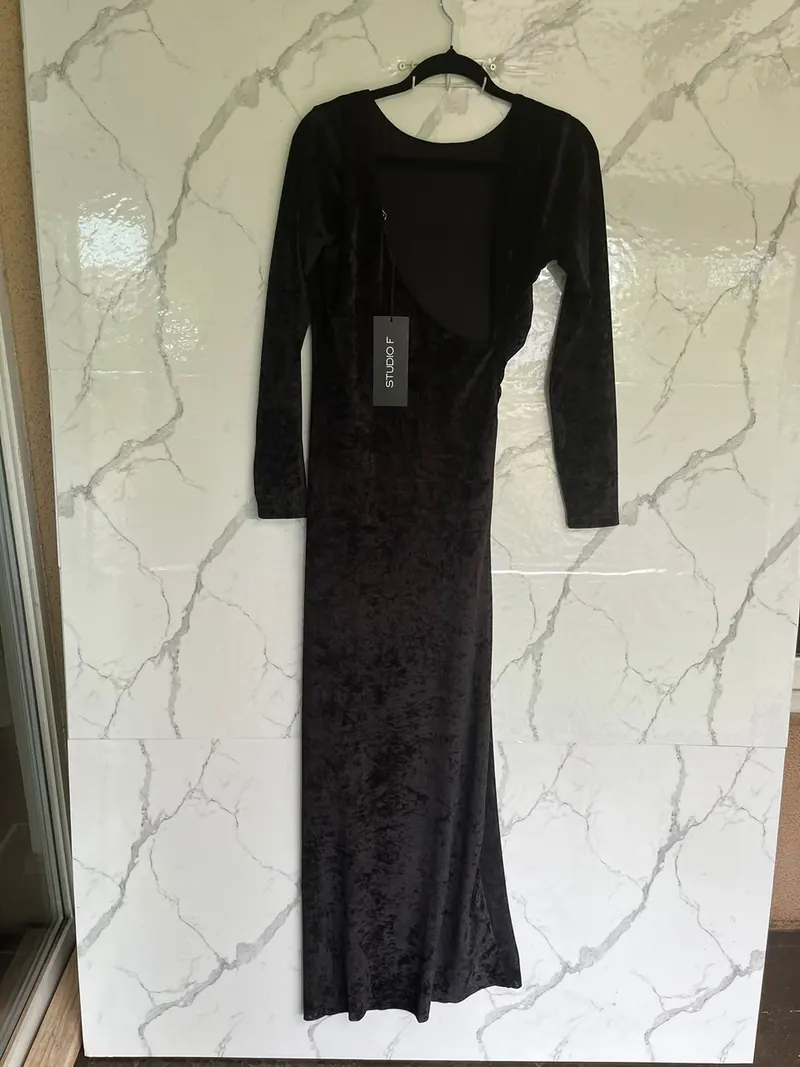 Foto real sin edición: vestido negro de manga larga de Studio F