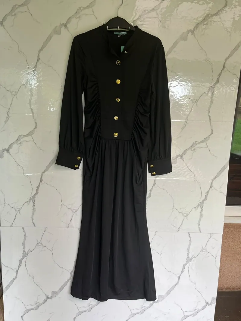 Foto real sin edición: vestido negro con botones dorados de Franca Fortuna