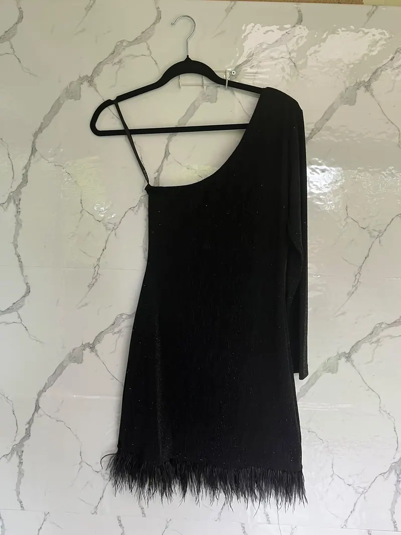 Foto real sin edición: vestido asimétrico con flecos de Studio F