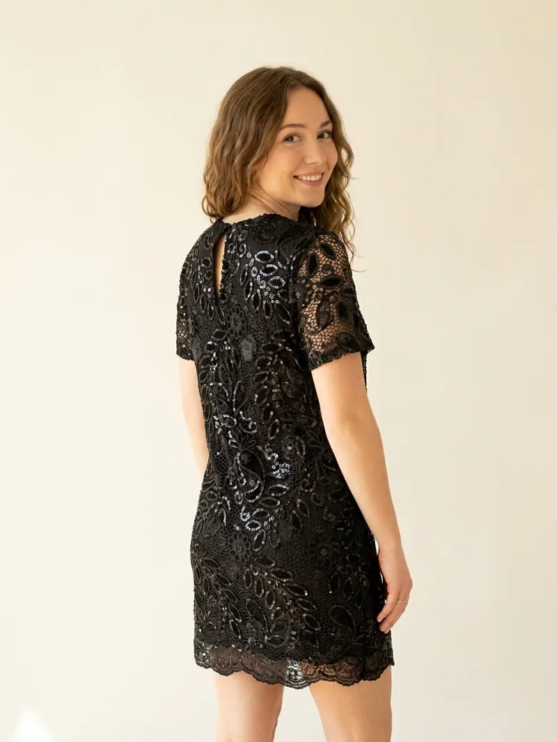 Modelo usando vestido corto de encaje con lentejuelas de Studio F